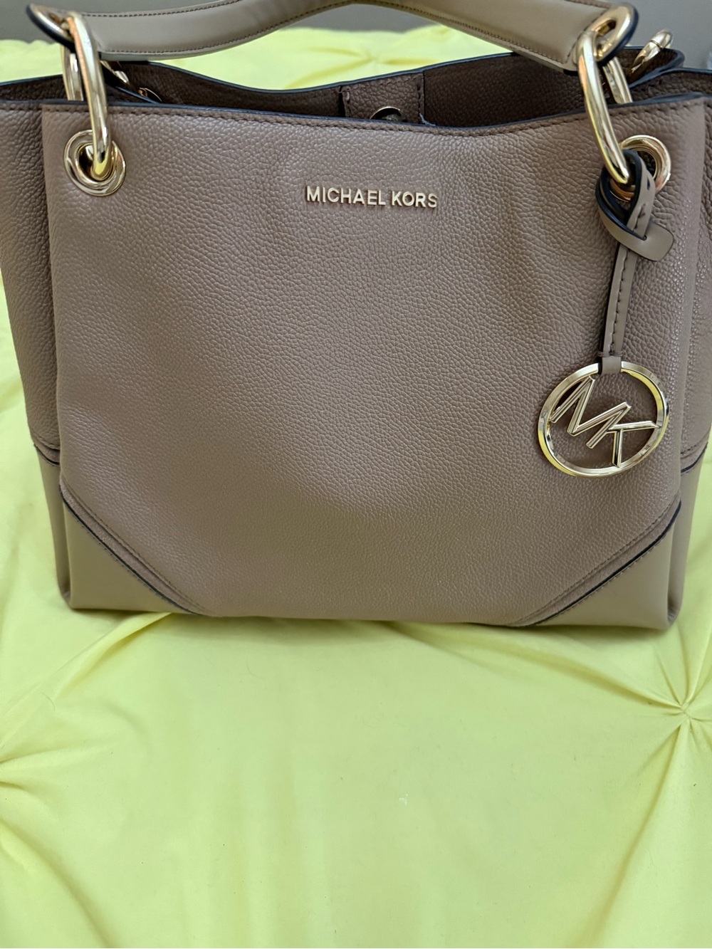 👜Michael Kors Taupe Pebbled Leather Tote with Gold Hardware